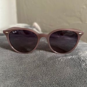 Purple woman Ray-Ban sunglasses